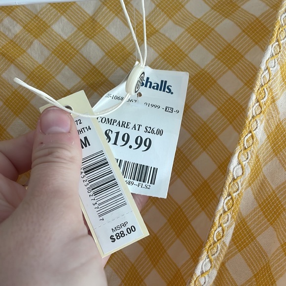 Blouse with yellow gingham pattern. Ruffled sleeves. Cinched waist. Never worn. - Picture 3 of 4